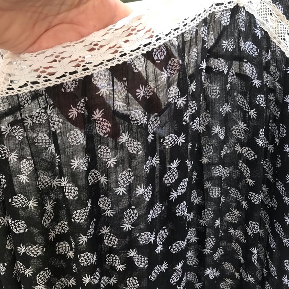 Tura by Vince Camuto, blouse, Size L, Sheer mat’l. - Picture 4 of 5